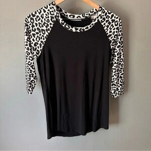 Chris & Carol 3/4 knit top. Soft! Size small. EUC. Snow‎ leopard print sleeves.